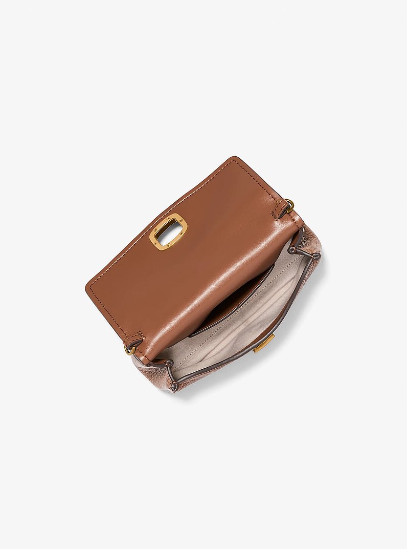Bolso pochette Bryant peque&ntilde;o de piel texturizada in LUGGAGE | Michael Kors
