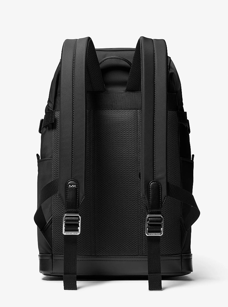 Zaino cargo Brooklyn in nylon riciclato in NERO | Michael Kors