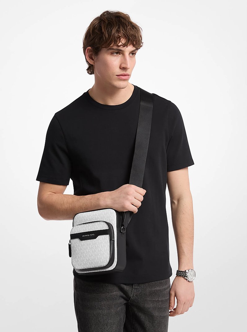 Mini sac d&rsquo;avion Hudson &agrave; logo Signature in BLANC &Eacute;CLATANT | Michael Kors
