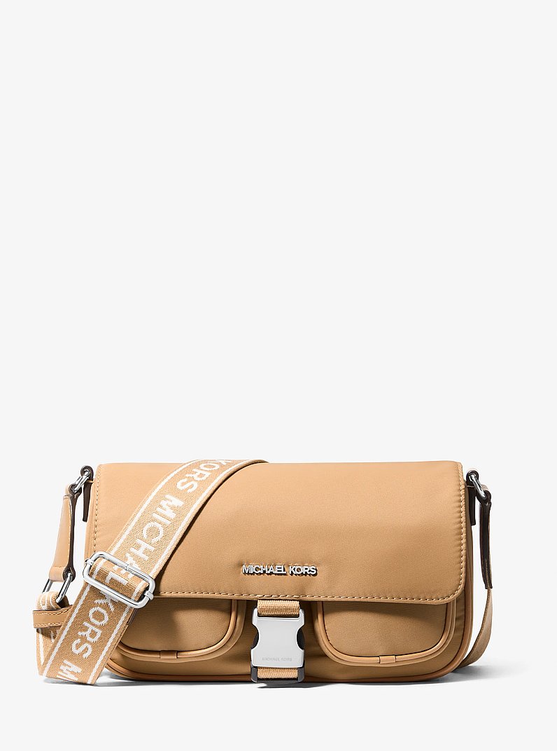 Sac messager Khai de taille moyenne en nylon in CACAHU&Egrave;TE | Michael Kors