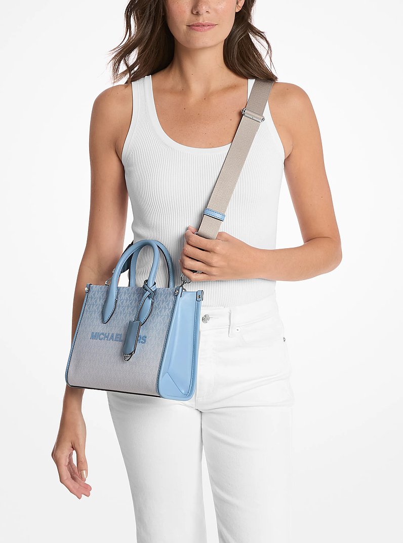 Petit sac &agrave; bandouli&egrave;re Mirella ombr&eacute; &agrave; logo Signature in BLEU CIEL CLAIR | Michael Kors