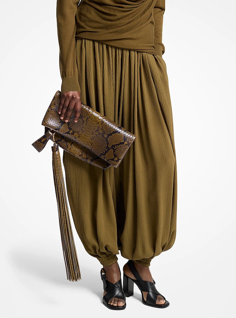 Bolso clutch plegable Lily de piel con dise&ntilde;o de serpiente en relieve in VERDE HINOJO | Michael Kors