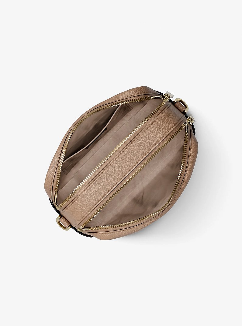 Bandolera para c&aacute;mara Bryant mediana de piel granulada in CAQUI | Michael Kors
