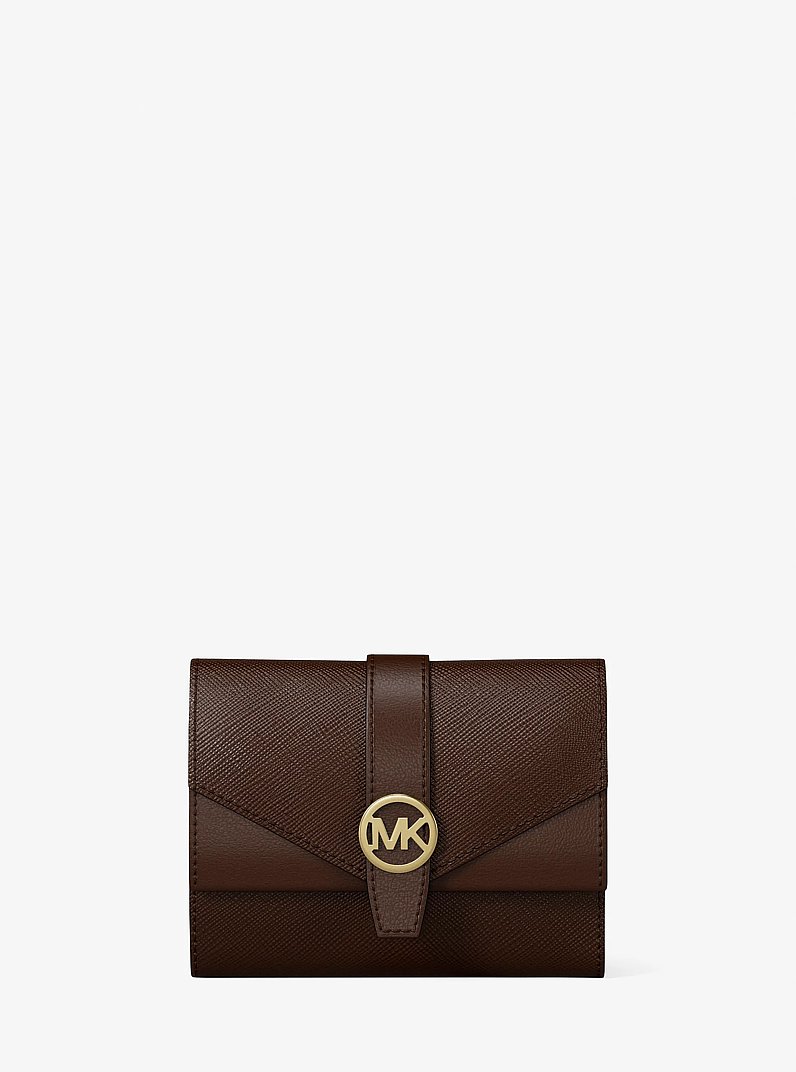 Billetera Greenwich mediana con tres pliegues de piel saffiano in NUEZ MOSCADA | Michael Kors