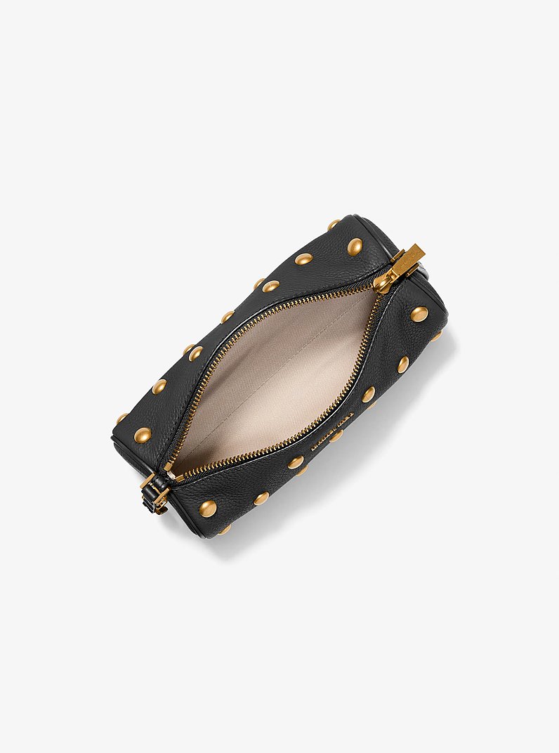 Bolso pochette Izzy peque&ntilde;o cil&iacute;ndrico de piel granulada con tachuelas in NEGRO | Michael Kors