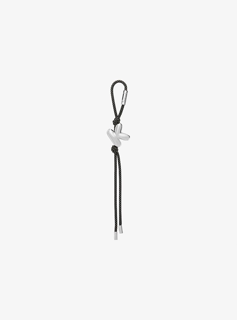 Breloque pour sac en forme d&rsquo;initiale de ton argent avec cordon mouchet&eacute;