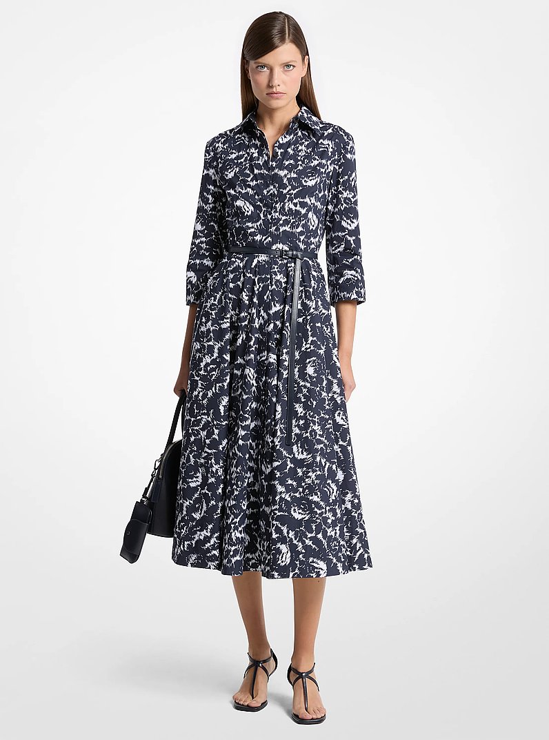 Vestido camisero de manga tres cuartos con cintur&oacute;n de popelina de algod&oacute;n con estampado floral chin&eacute; gr&aacute;fico in Blanco medianoche/&oacute;ptico | Michael Kors