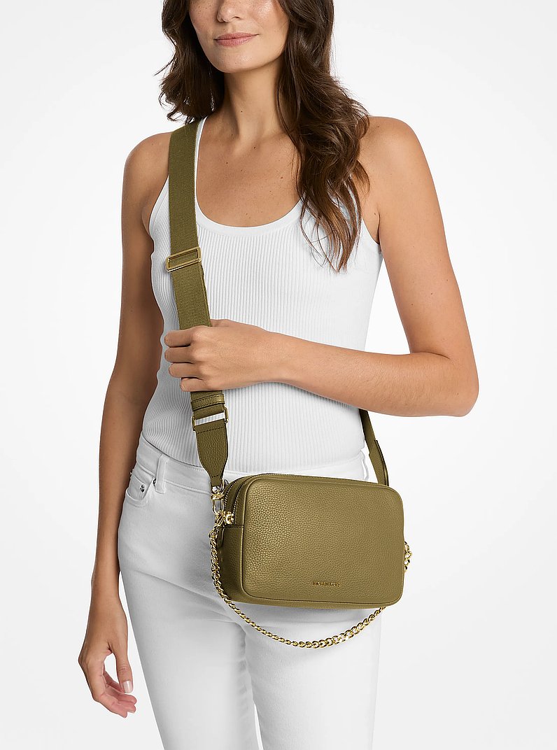 Sac &agrave; bandouli&egrave;re pour appareil photo Bryant de taille moyenne en cuir grain&eacute; in PISTACHE | Michael Kors