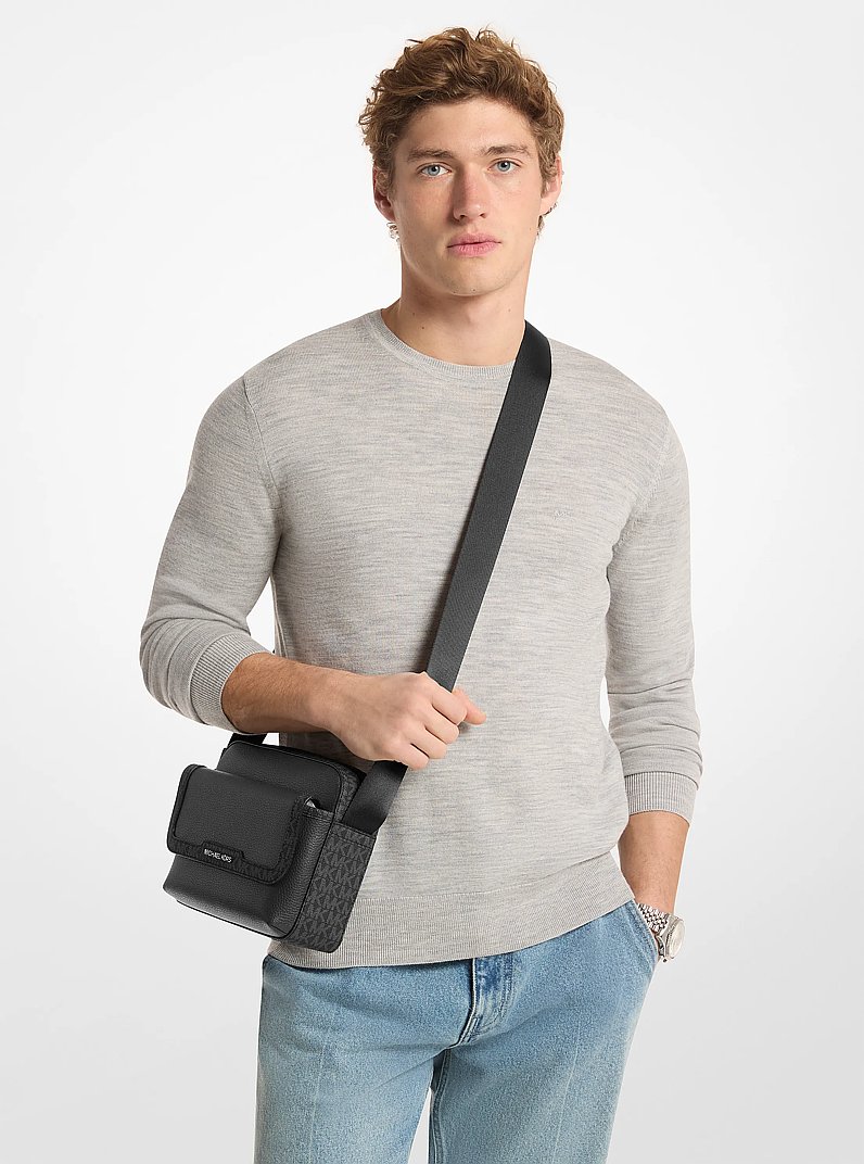 Sac &agrave; bandouli&egrave;re pour appareil photo Cooper de taille moyenne en cuir grain&eacute; et &agrave; logo Signature in NOIR | Michael Kors