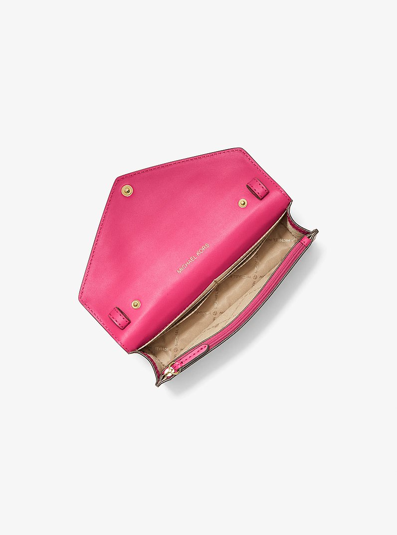 Petit sac &agrave; bandouli&egrave;re enveloppe en cuir Saffiano