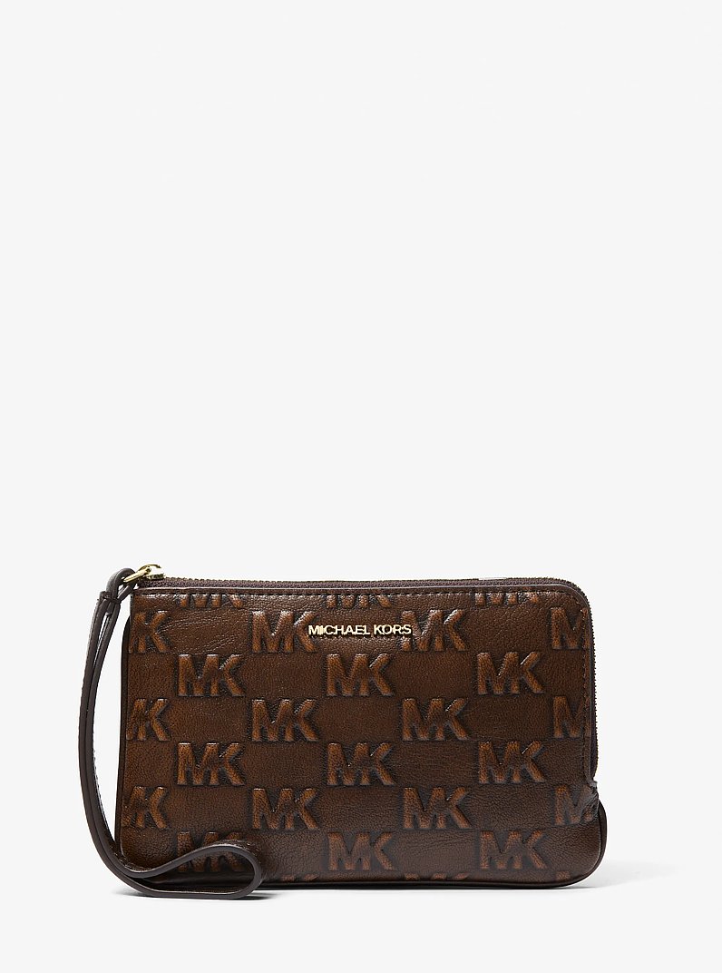 Petite pochette-bracelet Jet Set Travel brunie &agrave; logo gaufr&eacute; in CHOCOLAT | Michael Kors