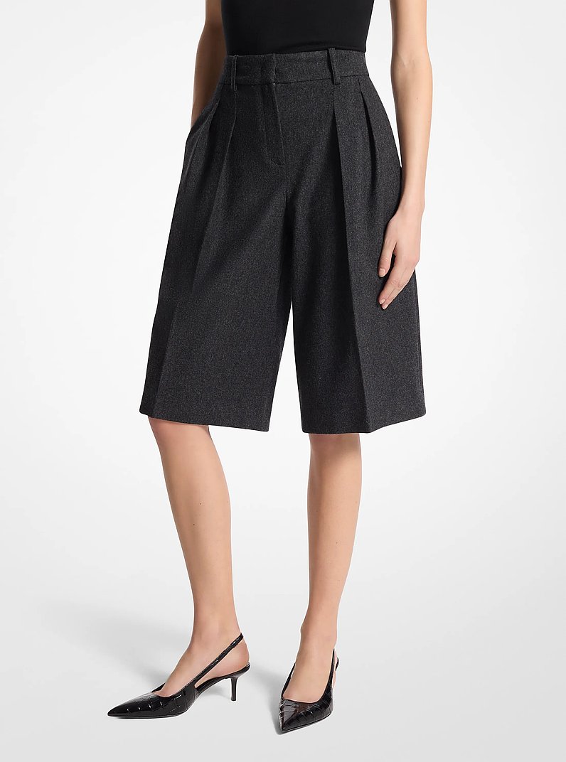 Short &agrave; plis en flanelle de laine extensible in CHARBON | Michael Kors