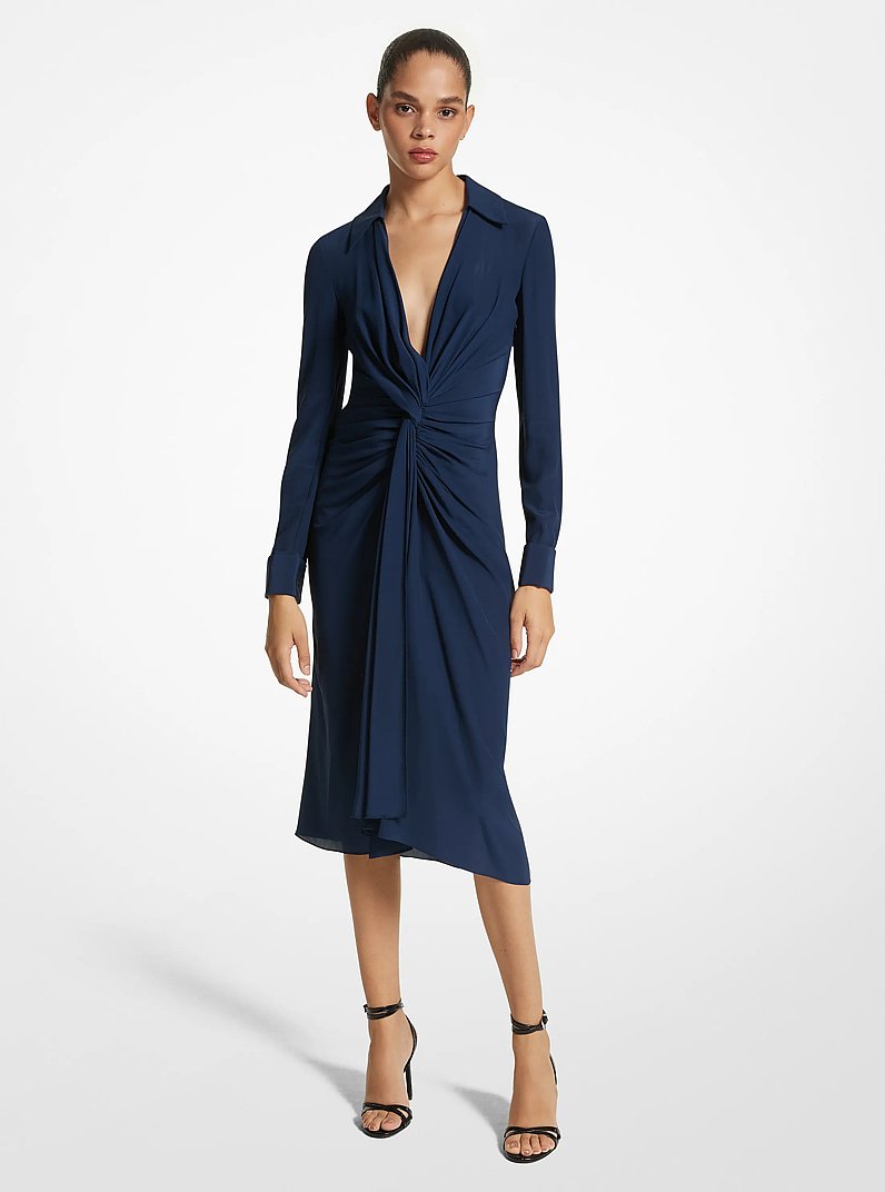 Vestido camiseiro com cruzado na frente em crepe de China de seda org&acirc;nica in AZUL-MARINHO | Michael Kors