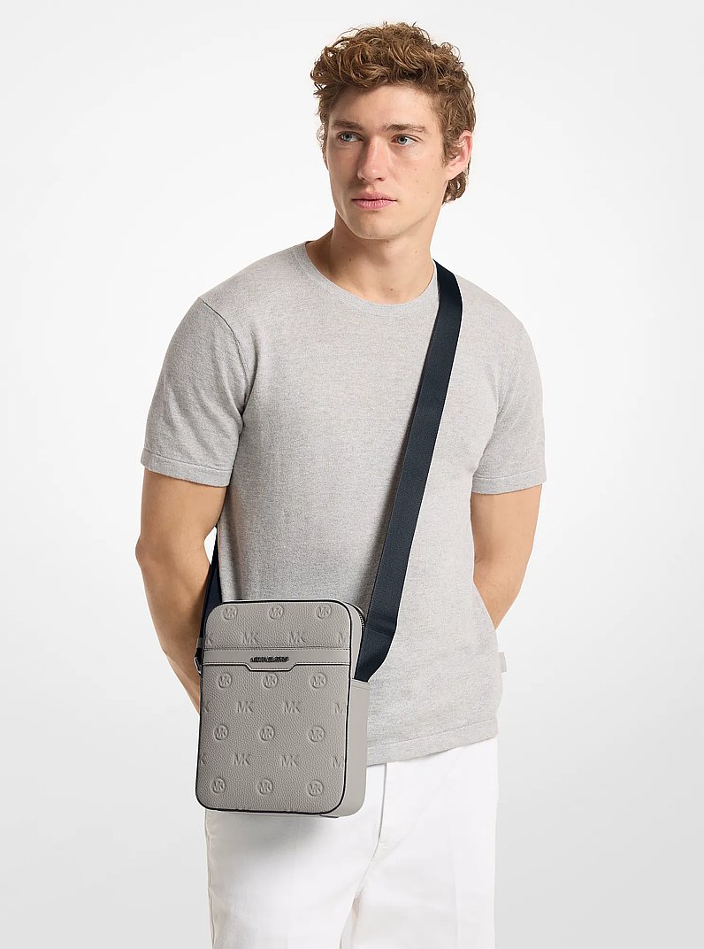Sac d&rsquo;avion Cooper &agrave; logo grav&eacute; in GRIS PERLE | Michael Kors