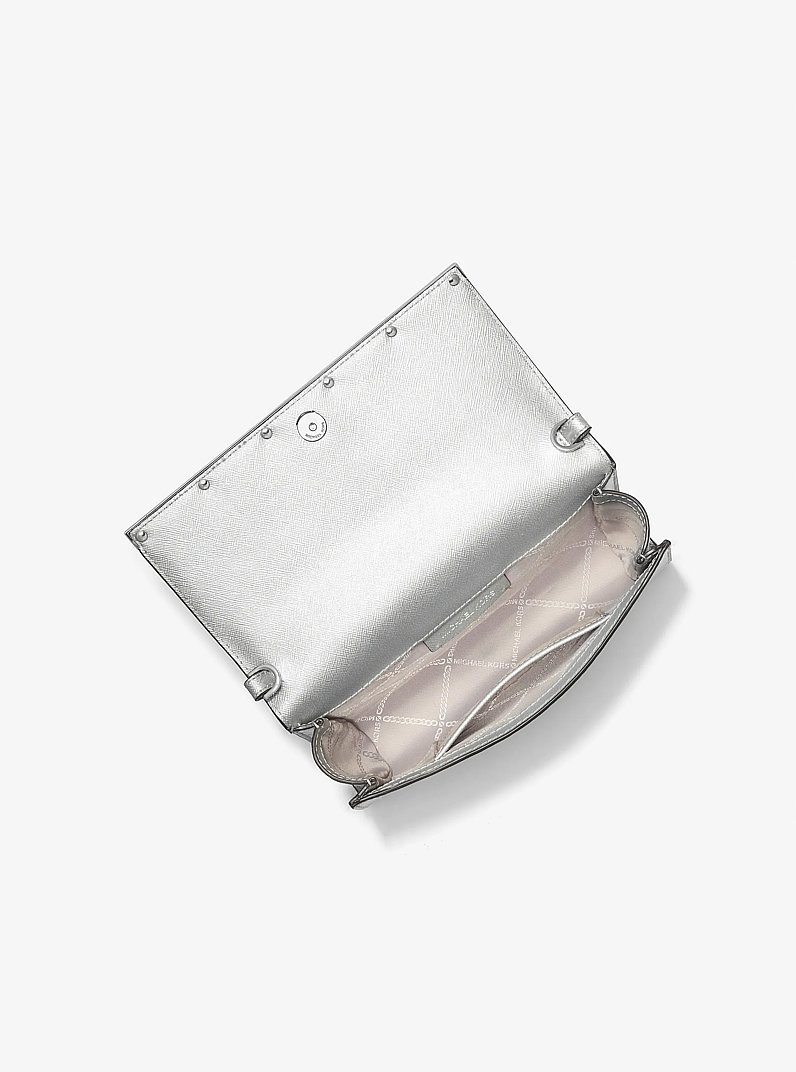 Clutch Mona Large aus Saffianleder in Metallic-Optik in SILBERTON | Michael Kors