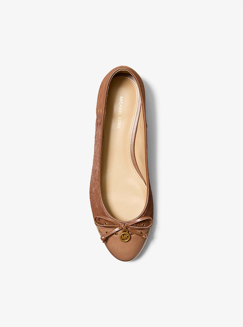 Chausson de ballet Piper Flex en cuir &agrave; &oelig;illets et en poils de veau in LUGGAGE | Michael Kors