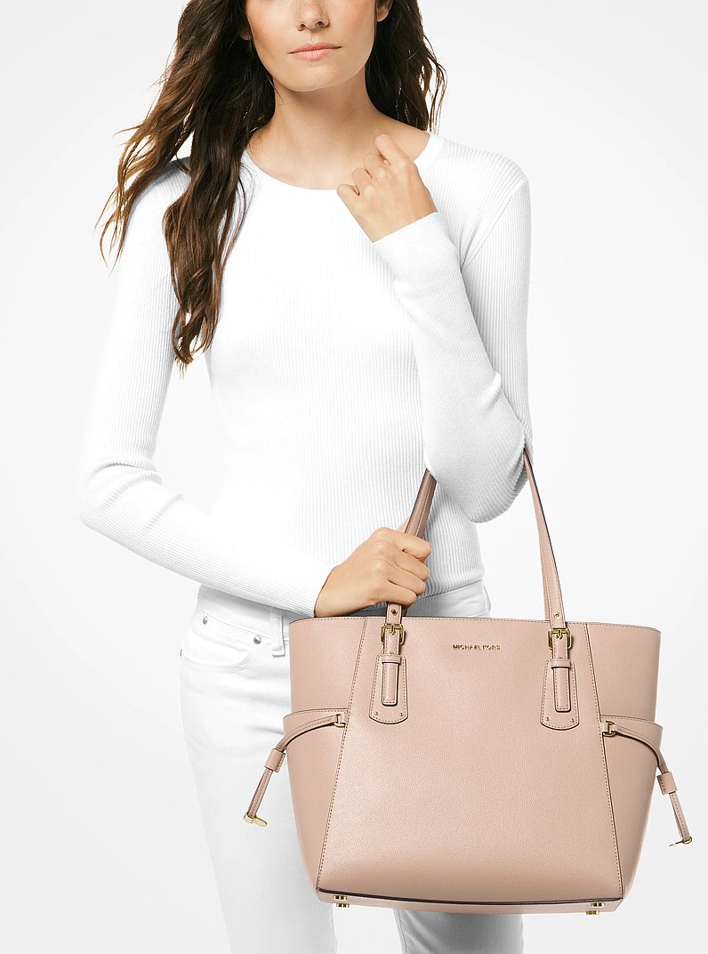Bolso tote Voyager peque&ntilde;o de piel de grano cruzado in ROSA CLARO | Michael Kors
