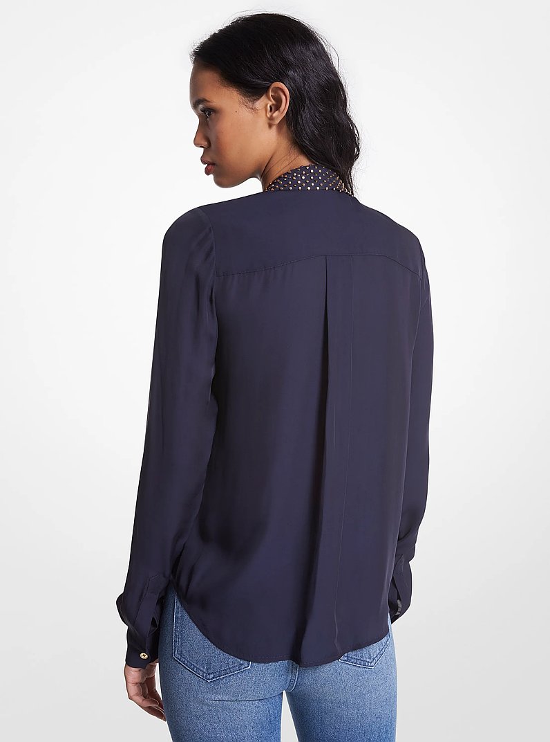Blusa de georgette con lazos al cuello y tachuelas Astor in MIDNIGHTBLUE | Michael Kors