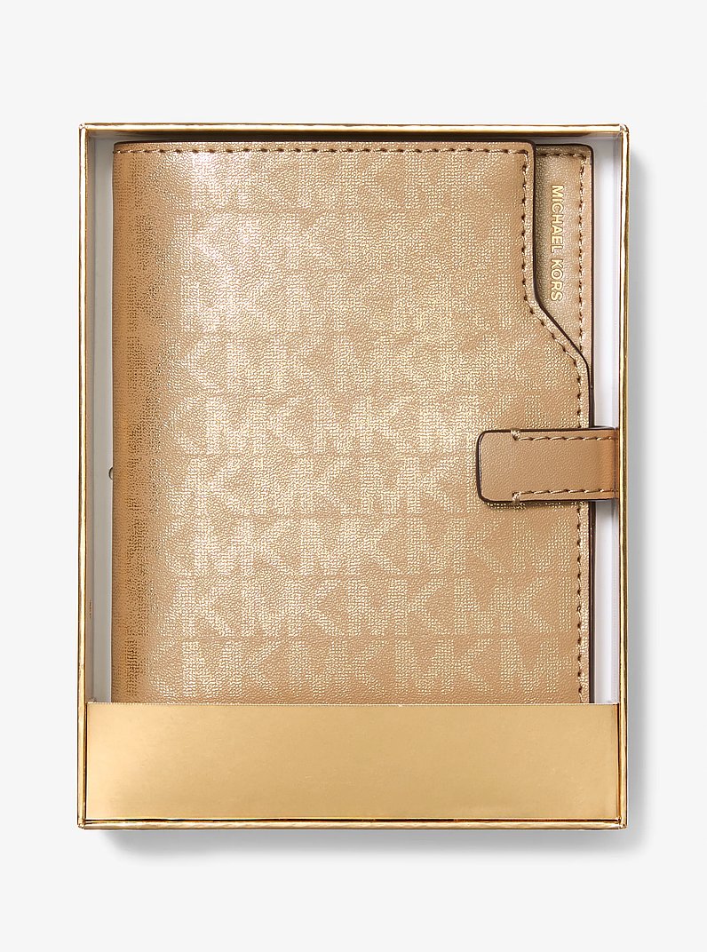 Portafoglio porta passaporto Jet Set con stampa logo metallizzata in CRETA | Michael Kors