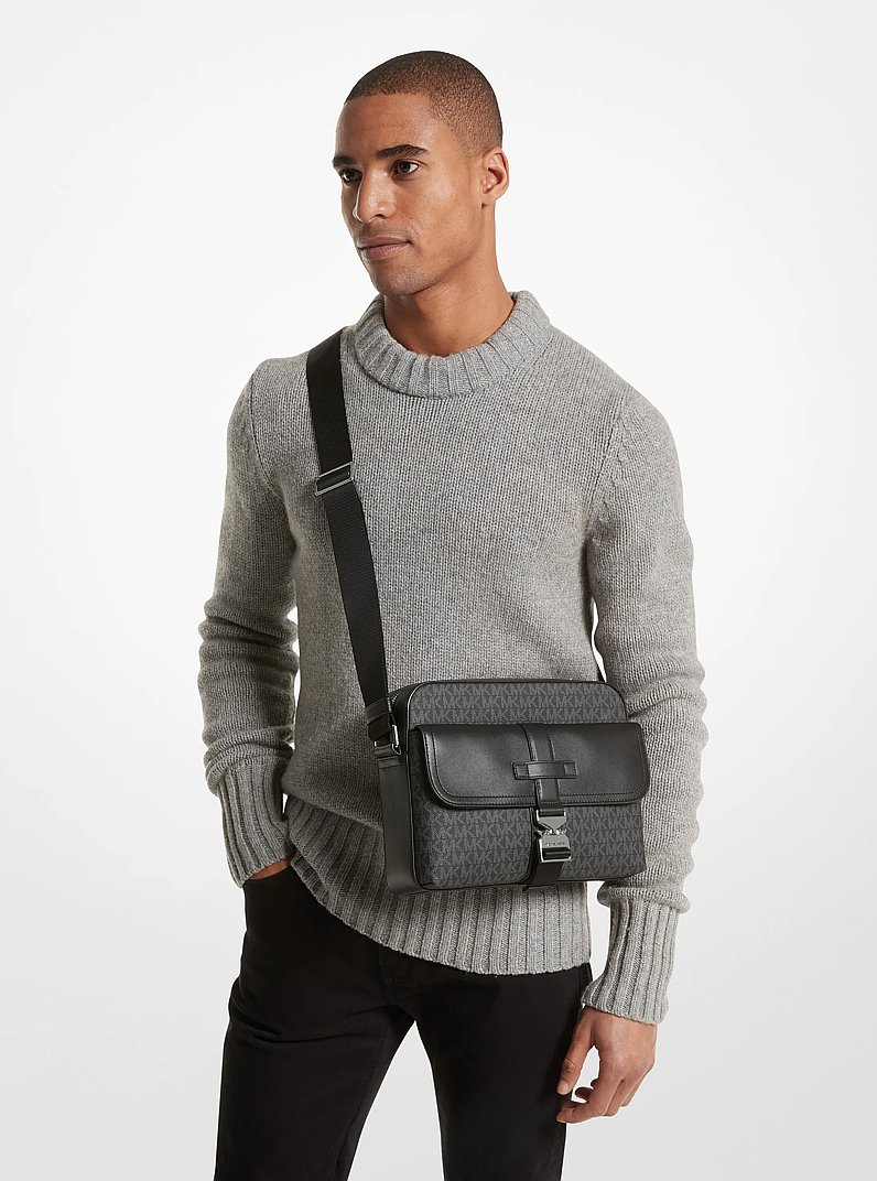 Kameratasche Hudson aus Signature-Logostoff und Leder in SCHWARZ | Michael Kors