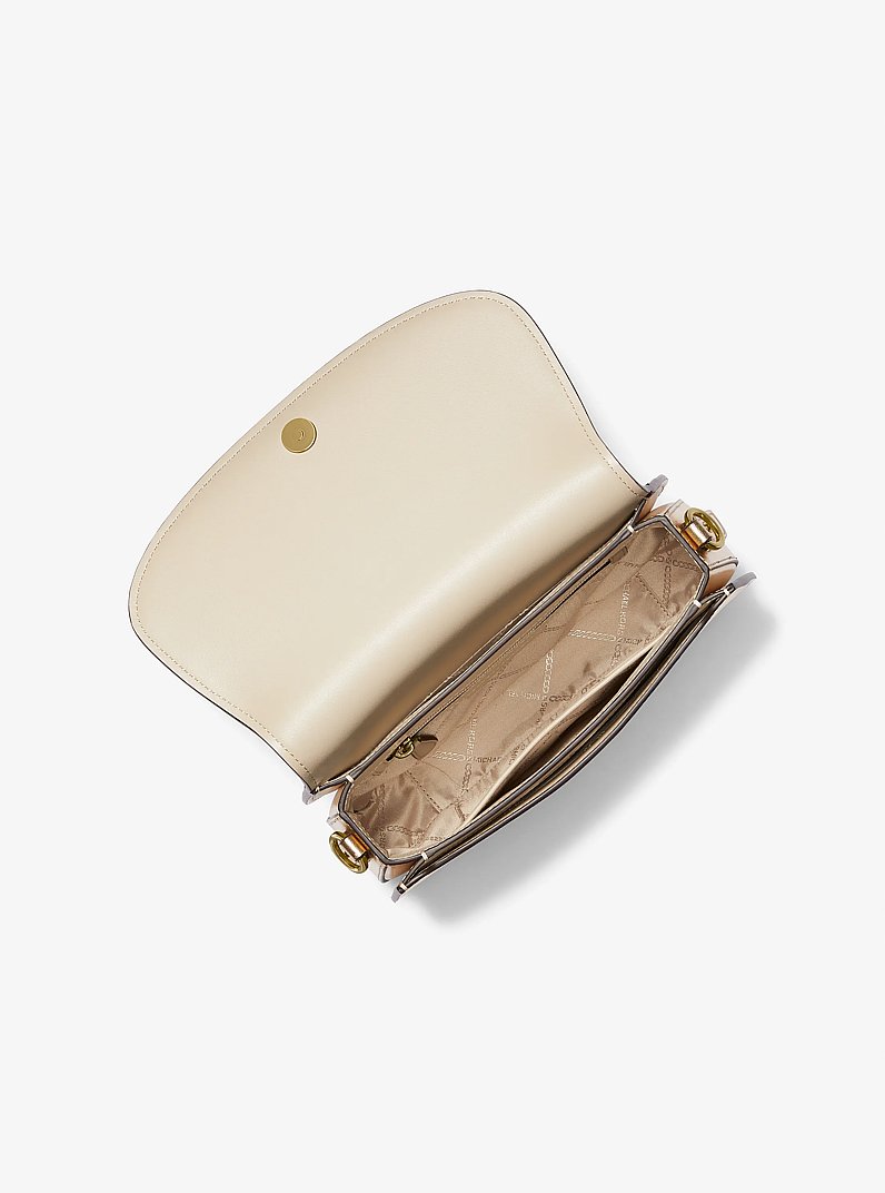 Bolso messenger Mila mediano de piel met&aacute;lica in DORADO P&Aacute;LIDO | Michael Kors