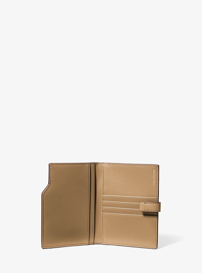 Portafoglio porta passaporto Jet Set con stampa logo metallizzata in CRETA | Michael Kors