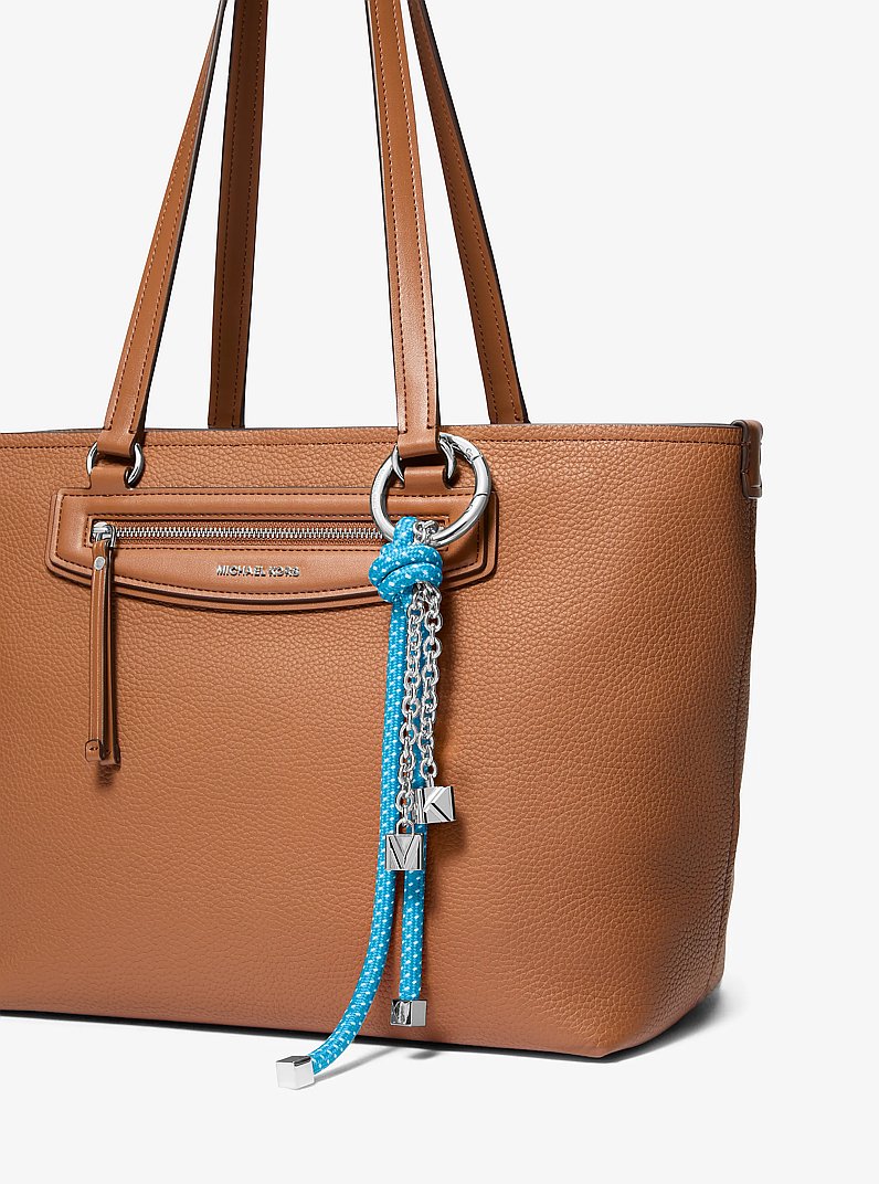 Ciondolo da borsa in tonalit&agrave; argento con cordoncino maculato in BLU MILOS | Michael Kors