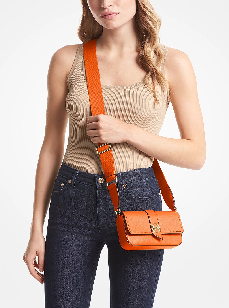 Bandolera ri&ntilde;onera Greenwich extrapeque&ntilde;a de piel safiano in NARANJA INTENSO | Michael Kors