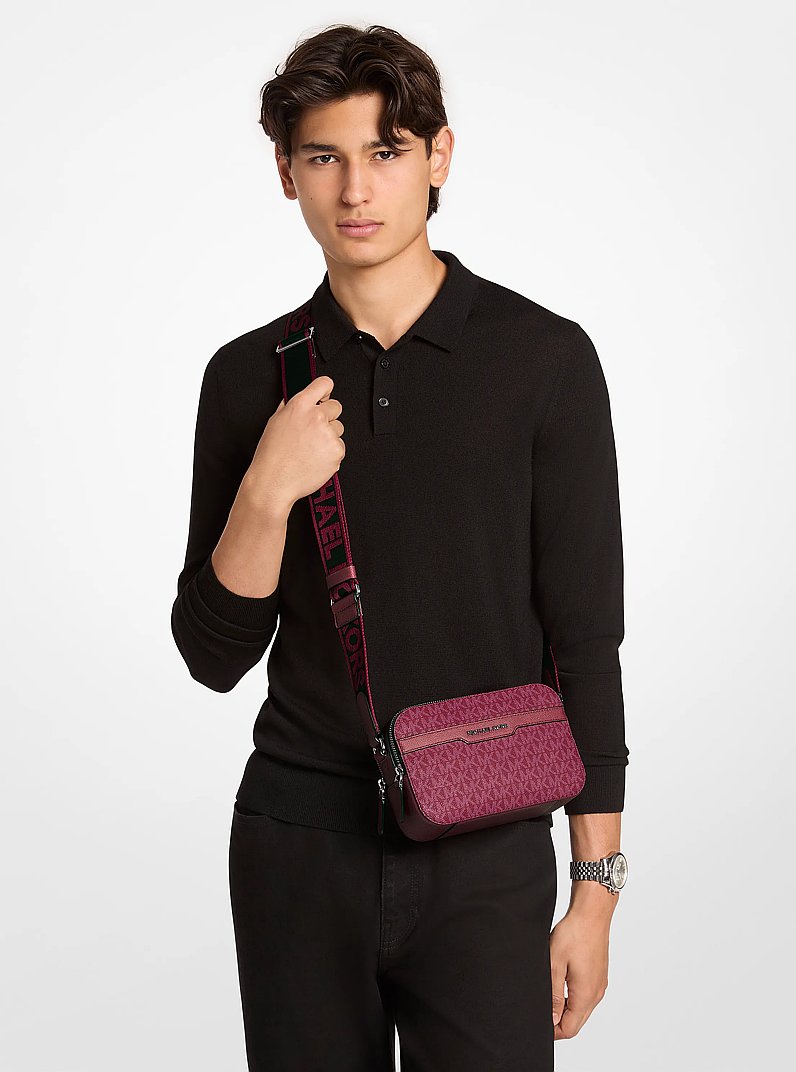 Sac &agrave; bandouli&egrave;re pour cam&eacute;ra Hudson &agrave; logo Signature in ROUGE PROFOND | Michael Kors