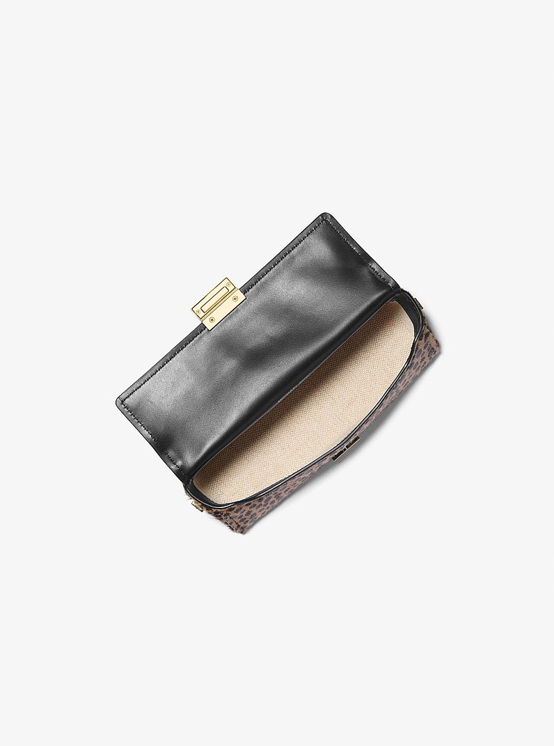 Pochette transformable Ludlow peque&ntilde;o de pelo de becerro con estampado de guepardo