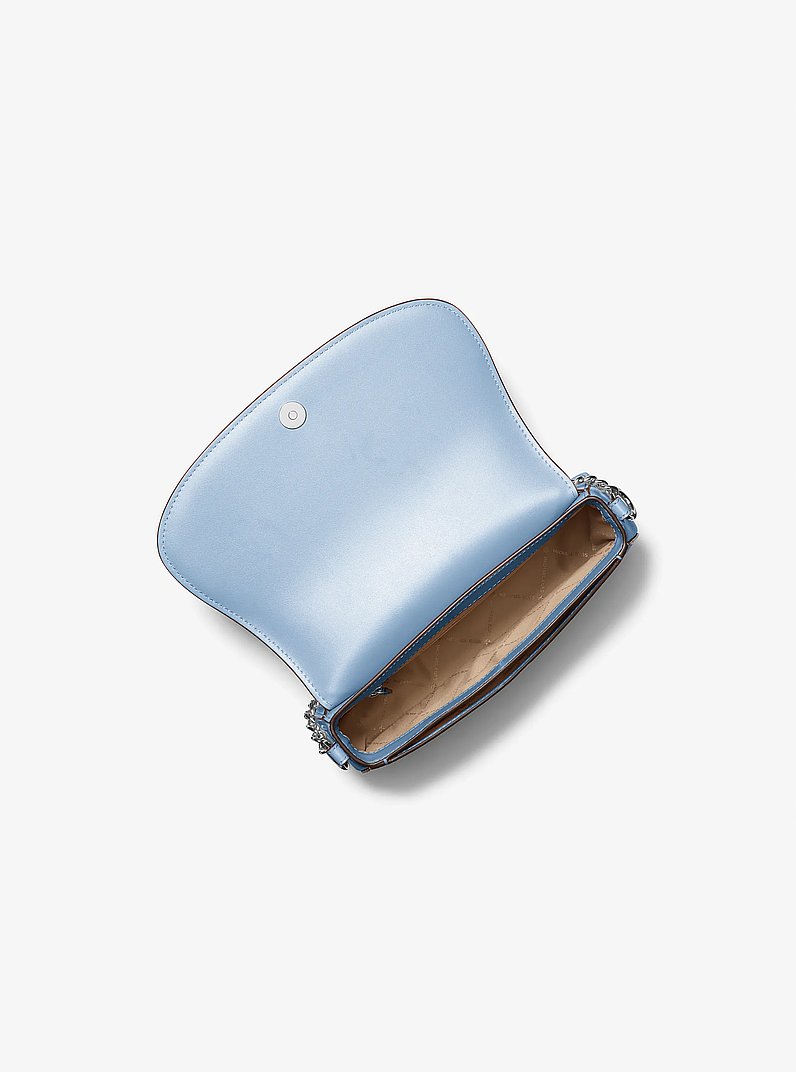 Sac messager Mila de taille moyenne en cuir in BLEU CIEL CLAIR | Michael Kors