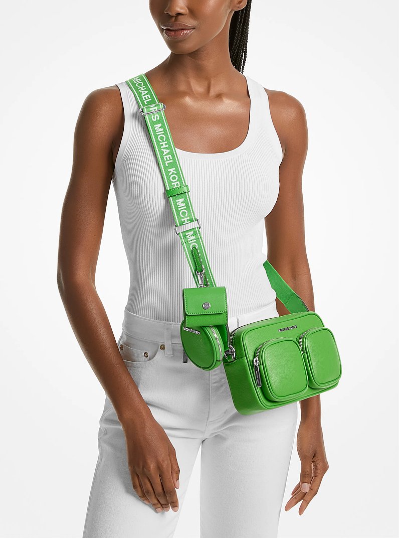 Bolso cruzado Jet Set mediano de cuero con funda para Apple AirPods Pro&reg; in JUNGLE | Michael Kors