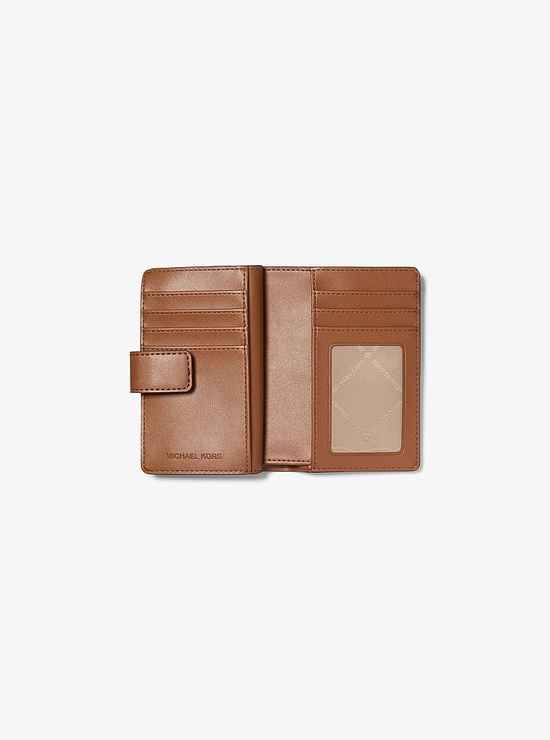 ★新品★MICHAEL KORS 縁起物ヘビ柄 JET SETトラベルウォレット Jet Set Travel Printed Signature Logo Wallet in BROWN - Sale
