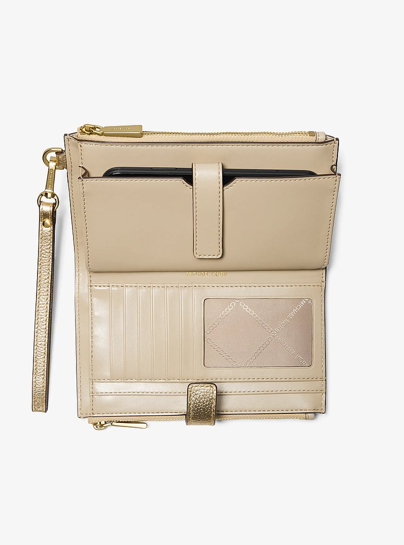 Portafoglio per smartphone Adele in pelle metallizzata in ORO PALLIDO | Michael Kors