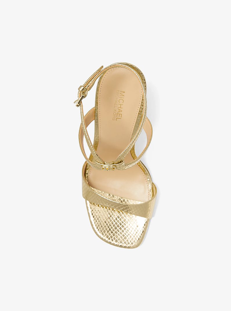 Sandale Amara en cuir m&eacute;tallis&eacute; gaufr&eacute; &agrave; motif de serpent in OR P&Acirc;LE | Michael Kors