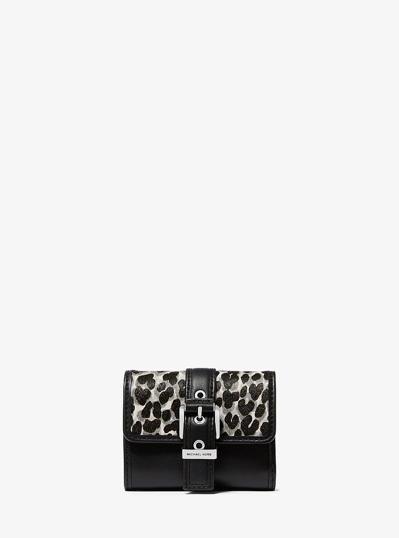 Trifold-Brieftasche Colby Small aus Kalbshaar mit Leopardenmuster