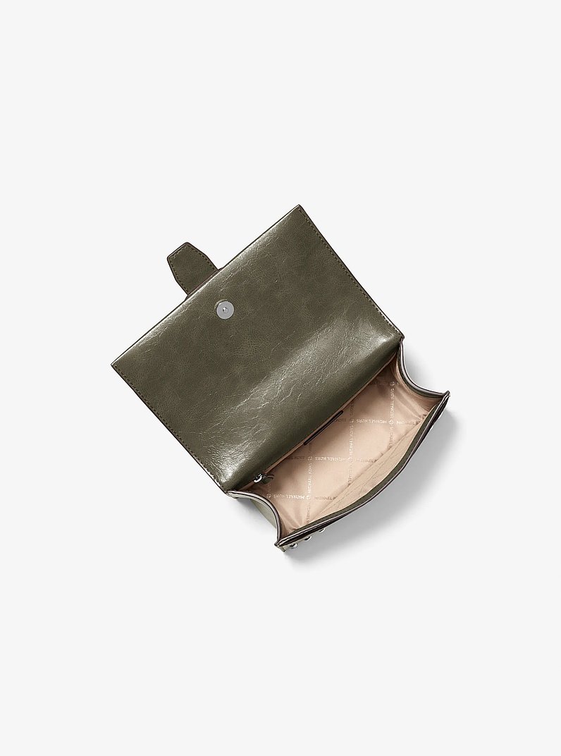Petit sac &agrave; bandouli&egrave;re Greenwich &agrave; effet us&eacute; et &agrave; clous in VERT OLIVE | Michael Kors