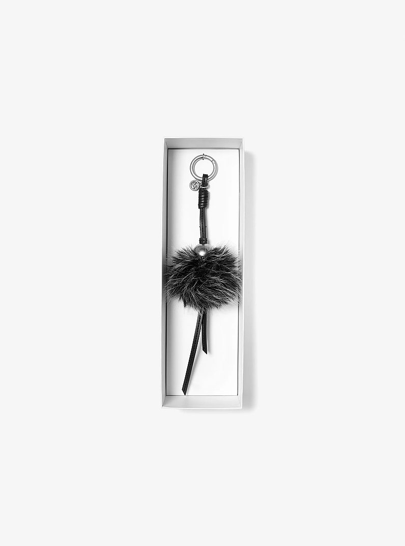 Breloque pour sac en fausse fourrure orn&eacute;e d&rsquo;une perle de ton argent in NOIR | Michael Kors