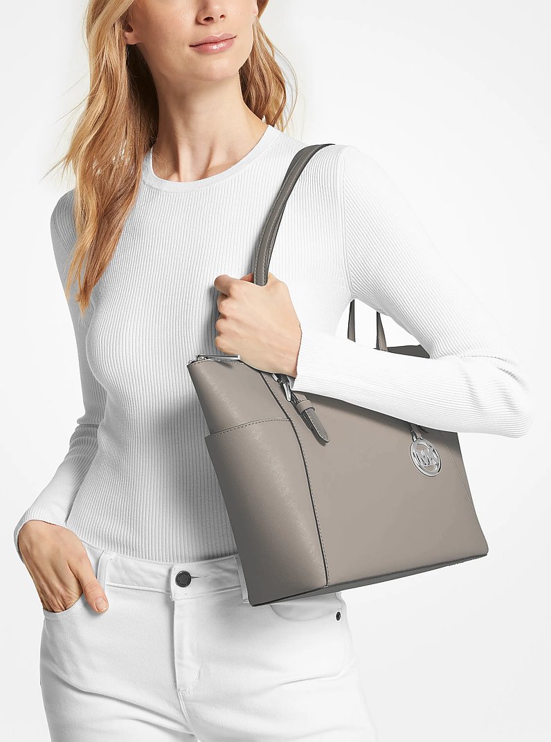 Grand sac fourre-tout Charlotte en cuir Saffiano &agrave; fermeture &eacute;clair sur le dessus in GRIS PERLE | Michael Kors