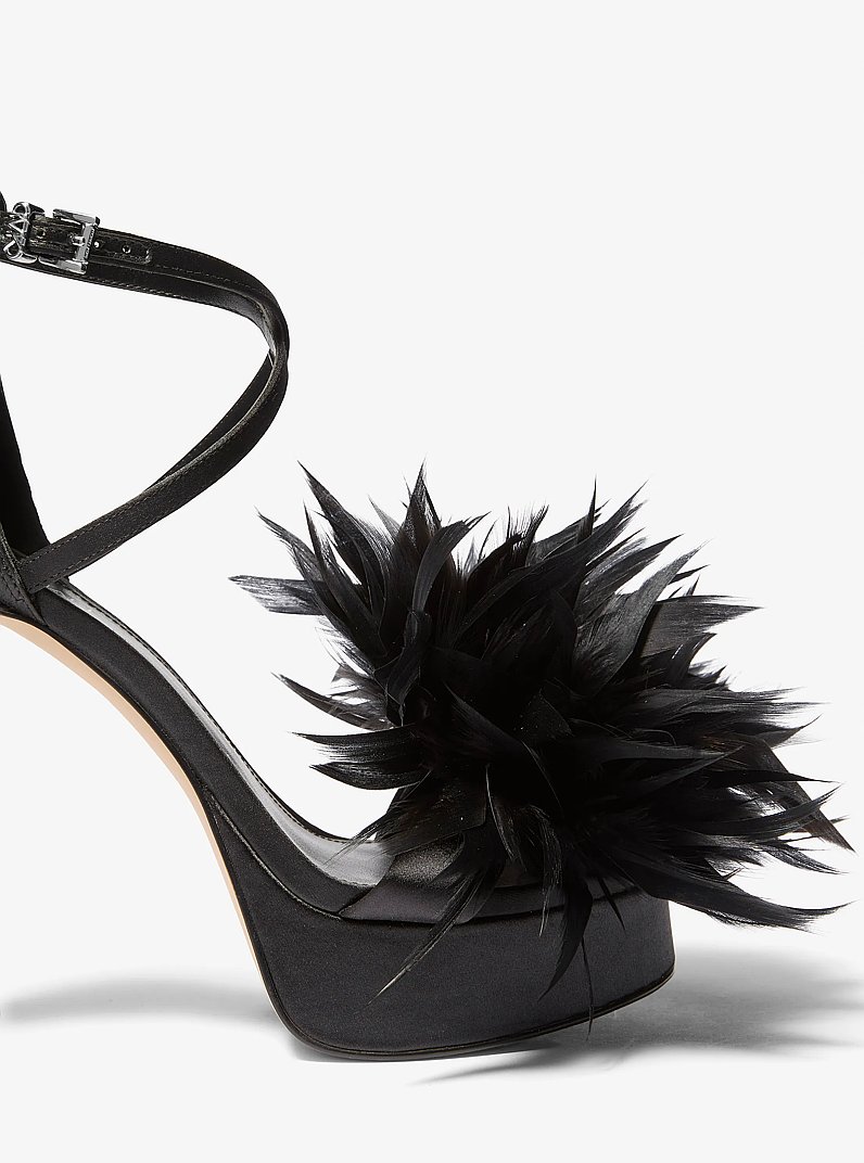 Sandalia Cami de plataforma de sat&eacute;n con adornos de plumas in NEGRO | Michael Kors