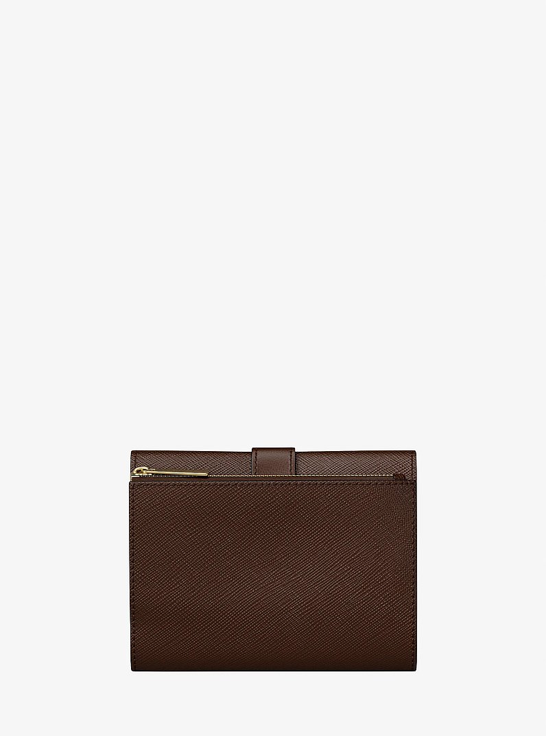 Billetera Greenwich mediana con tres pliegues de piel saffiano in NUEZ MOSCADA | Michael Kors