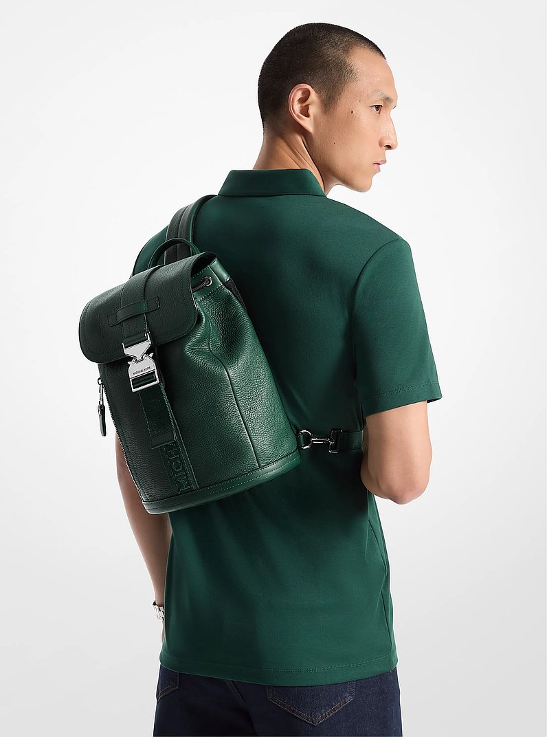Ri&ntilde;onera bandolera Hudson tipo paracaidista de piel in BOSCO | Michael Kors