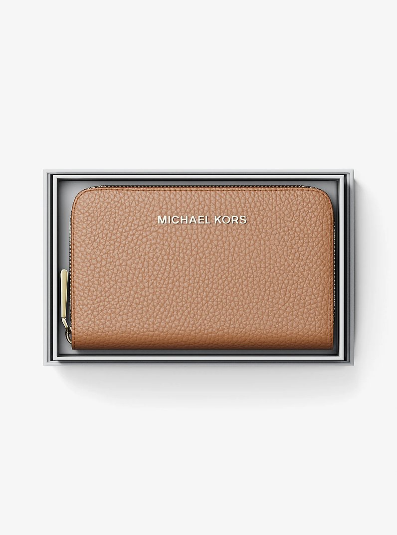 Cartera peque&ntilde;a de piel granulada in LUGGAGE | Michael Kors