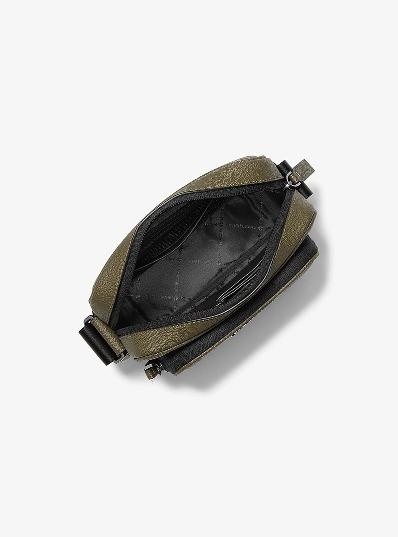 Sac &agrave; bandouli&egrave;re pour appareil photo Cooper &agrave; imprim&eacute; &agrave; logo Signature avec pochette in VERT OLIVE | Michael Kors