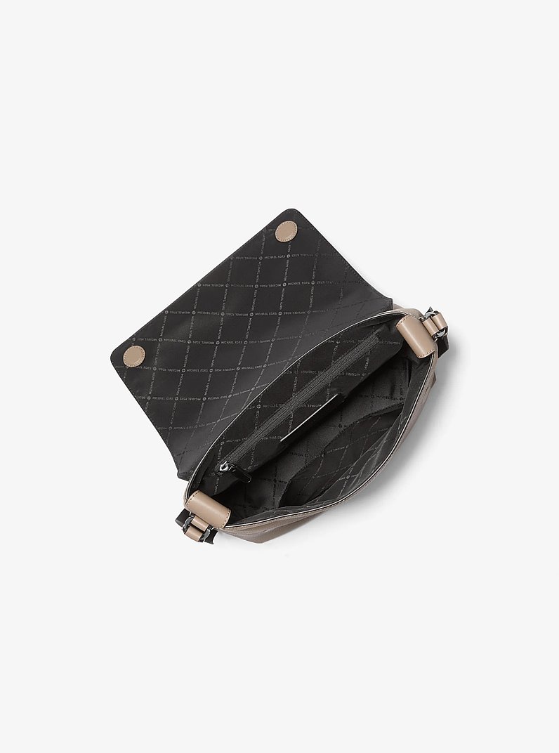 Bolso messenger Hudson peque&ntilde;o de piel granulada in ABEDUL | Michael Kors