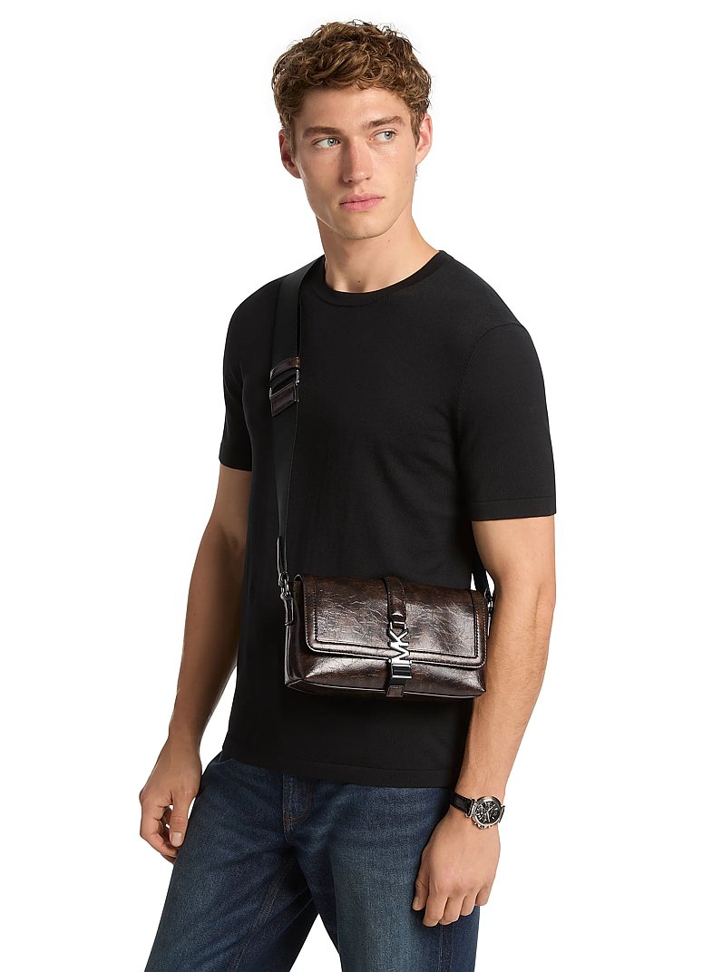 Bandolera peque&ntilde;a Cyrus con efecto desgastado in CHOCOLATE | Michael Kors