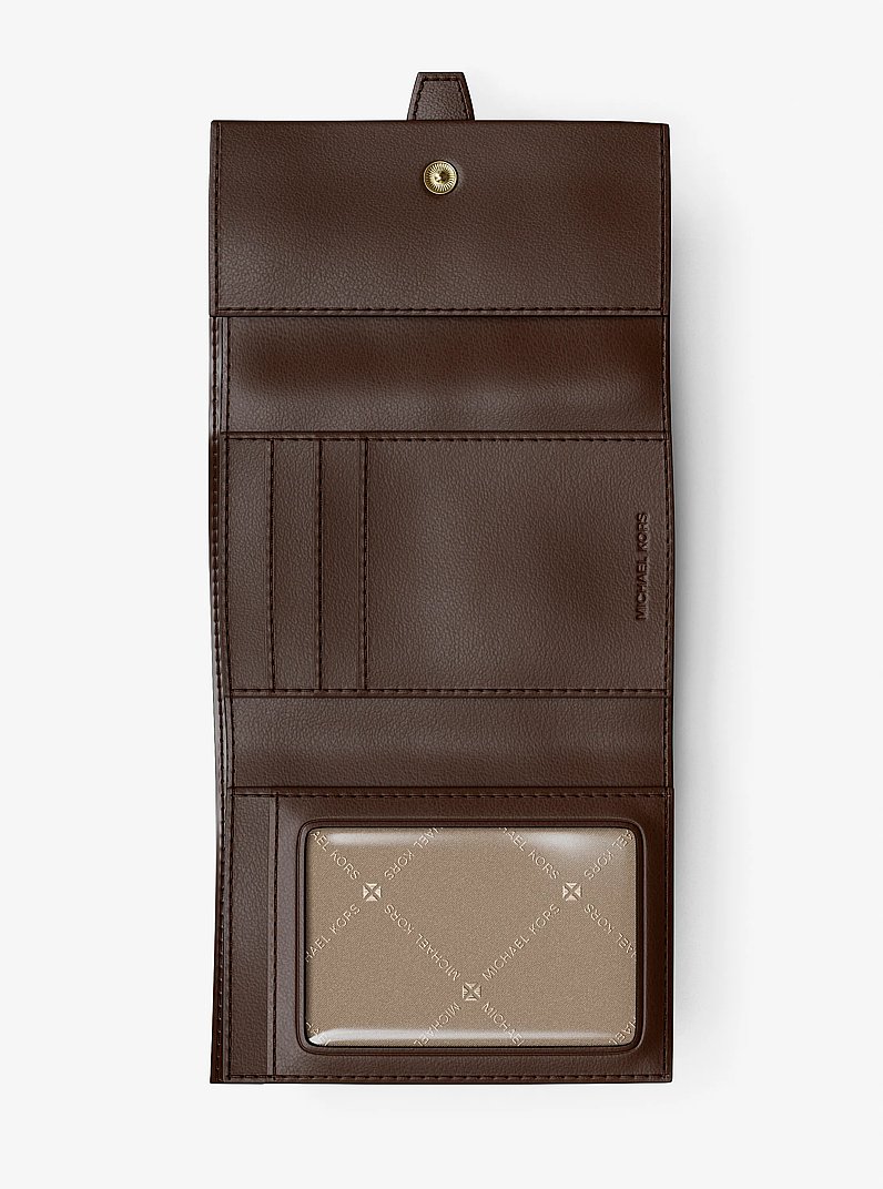 Billetera Greenwich mediana con tres pliegues de piel saffiano in NUEZ MOSCADA | Michael Kors