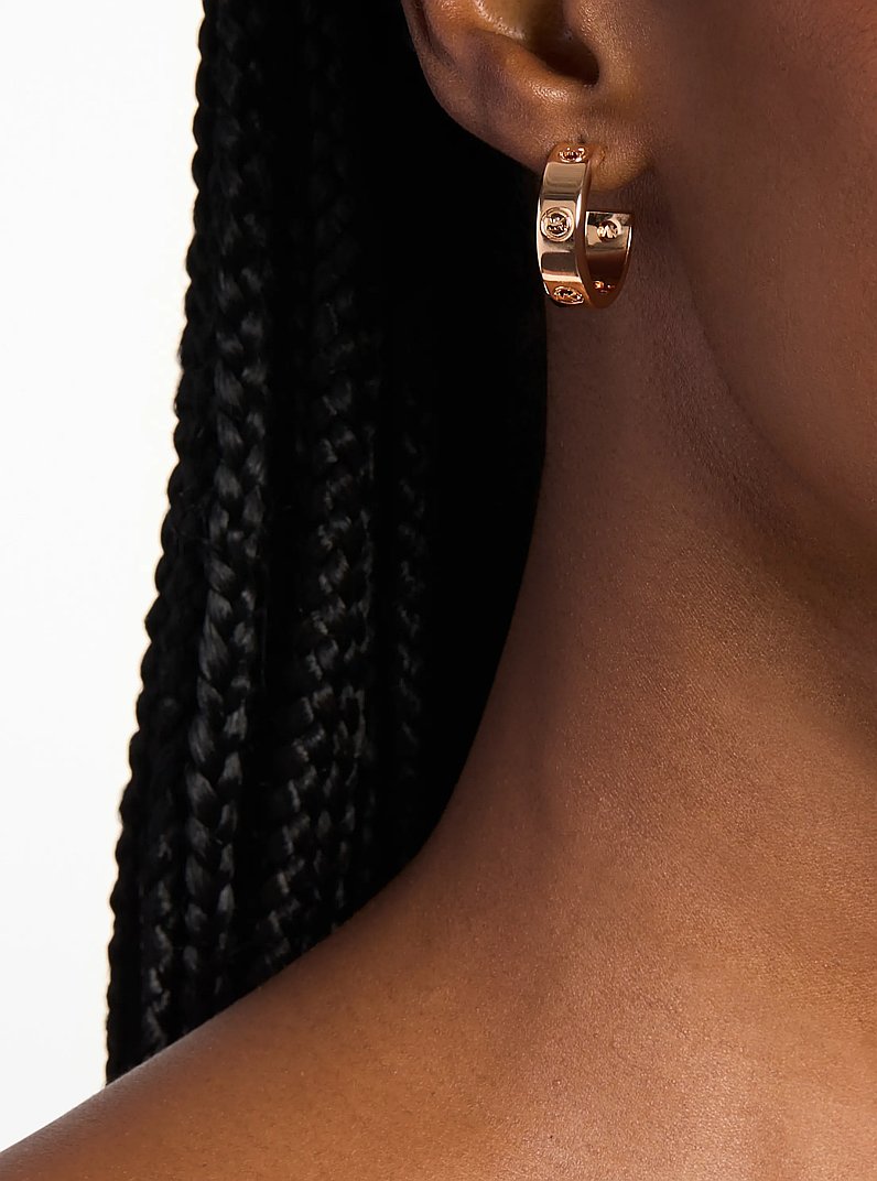 Huggie-Ohrringe mit Logo in ROTGOLDTON | Michael Kors