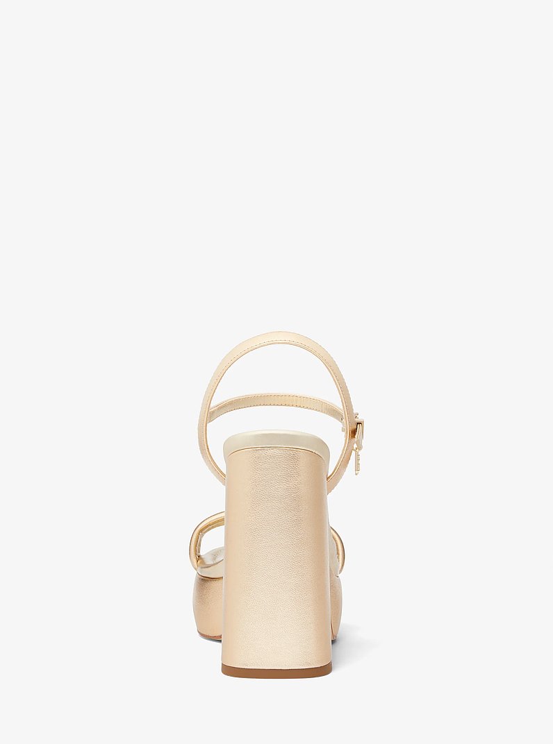 Sandalia Laci de piel metalizada con plataforma in DORADO P&Aacute;LIDO | Michael Kors
