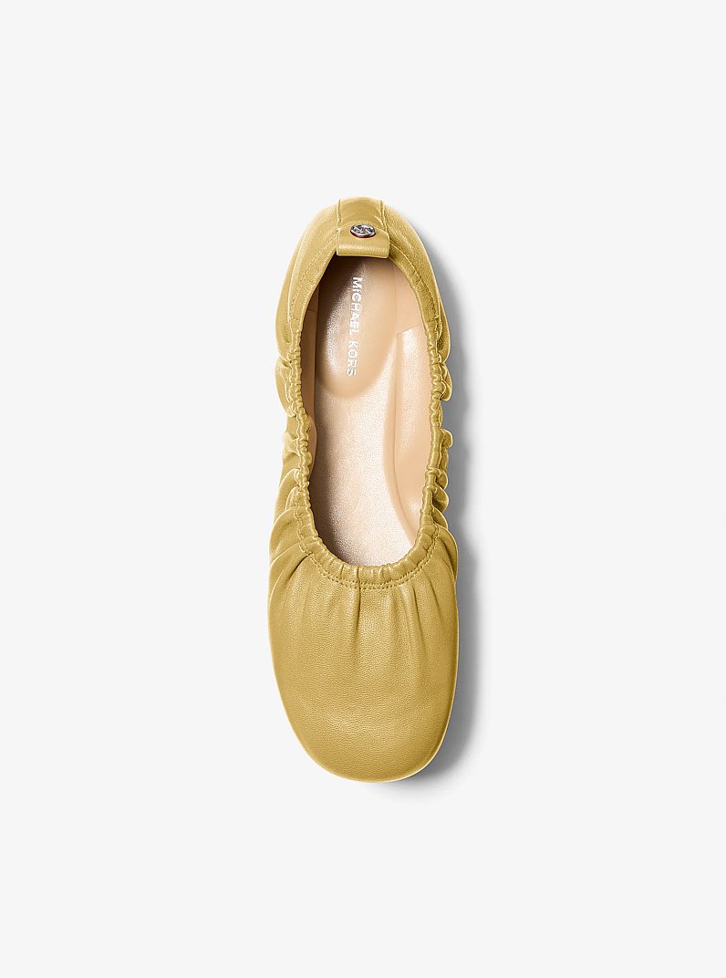 Bailarina Bri de piel con detalle fruncido in CHARTREUSE | Michael Kors